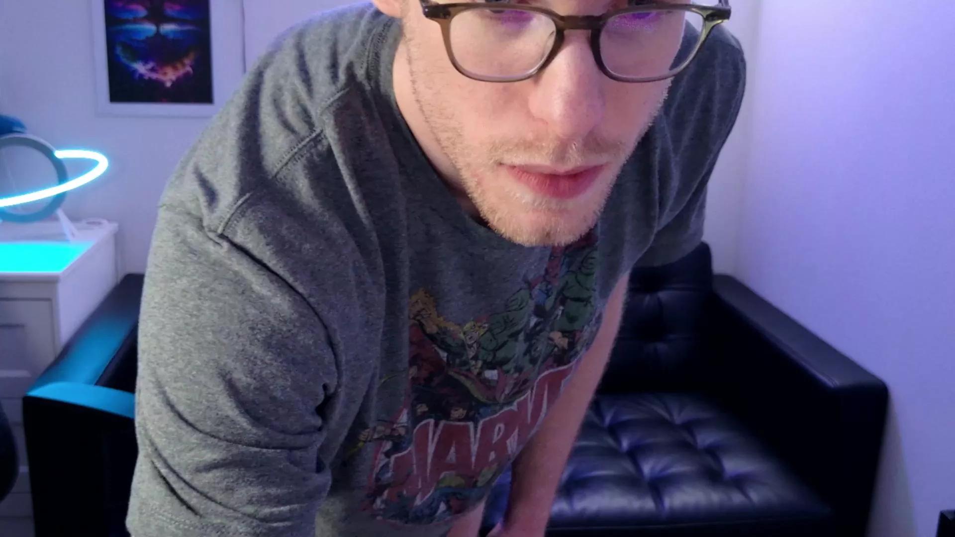 BlueEyedTallGuy on Cam4 