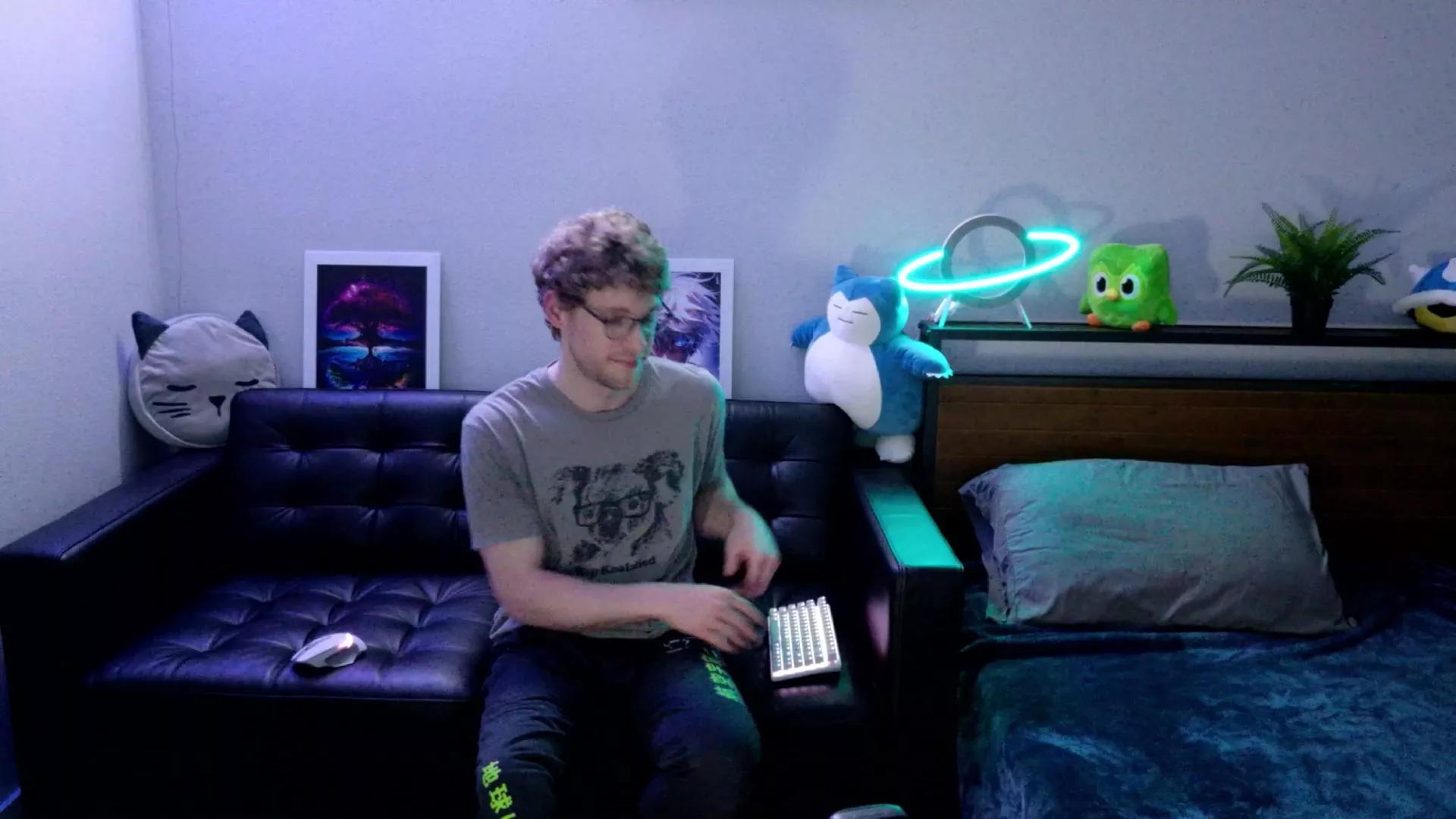 BlueEyedTallGuy on Cam4 