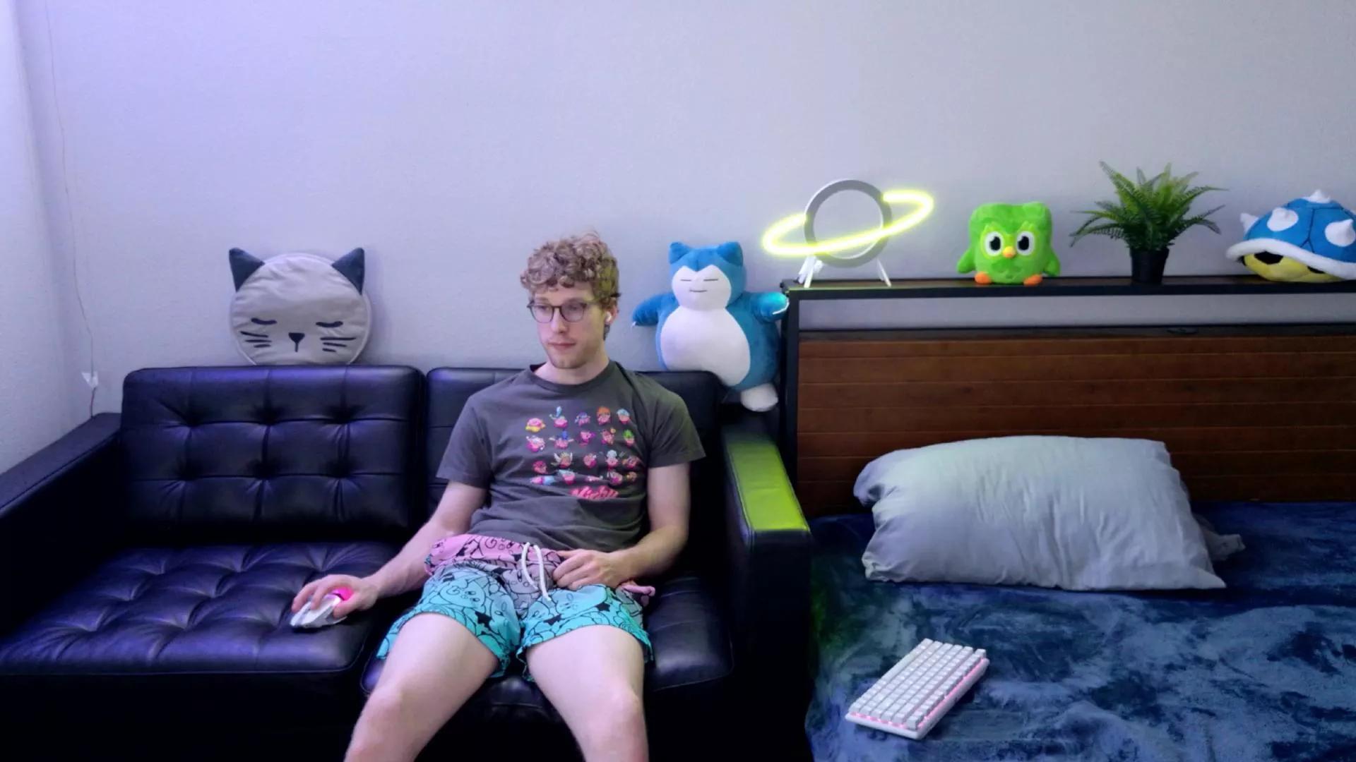 BlueEyedTallGuy on Cam4 