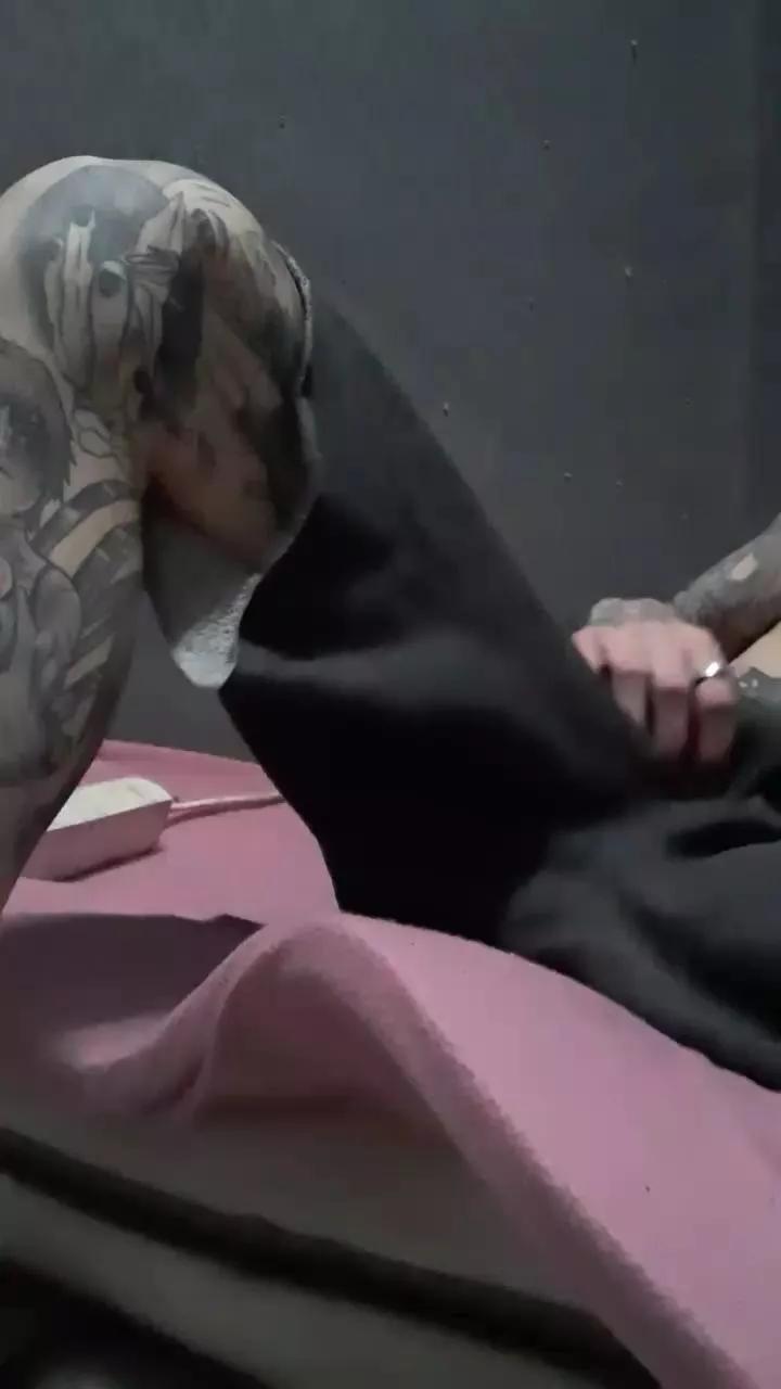 Tattooboy_19 on Cam4 