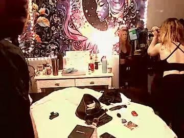 elleekaypetite from Chaturbate