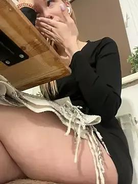 Girls: discover live performances with matured cam models, from teasing to fixations, in a variety of stunning live sex cams.
