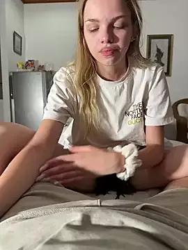 Girls: discover live performances with matured cam models, from teasing to fixations, in a variety of stunning live sex cams.