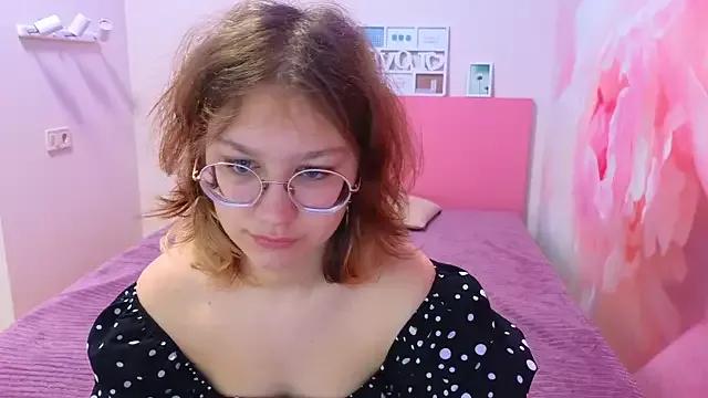 AngelinaLow from StripChat is Freechat