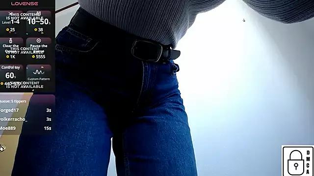 BizzyBeee from StripChat