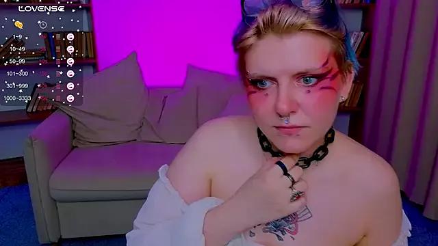 bluelunaray from StripChat is Freechat