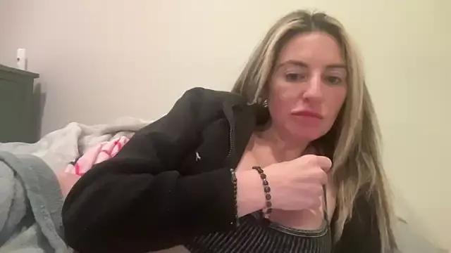 Girls: discover live performances with matured cam models, from teasing to fixations, in a variety of stunning live sex cams.
