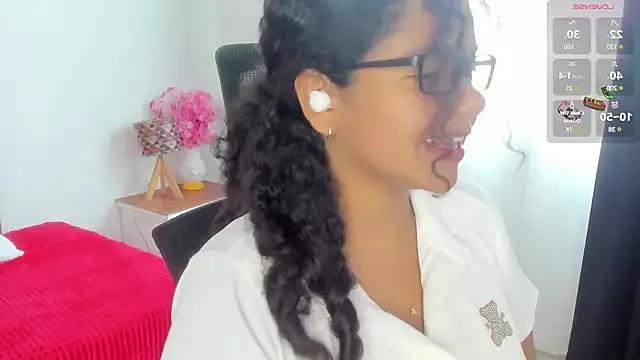 Carolinaa_ from StripChat is Freechat