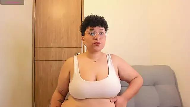 curly_cam_queen69 from StripChat is Freechat