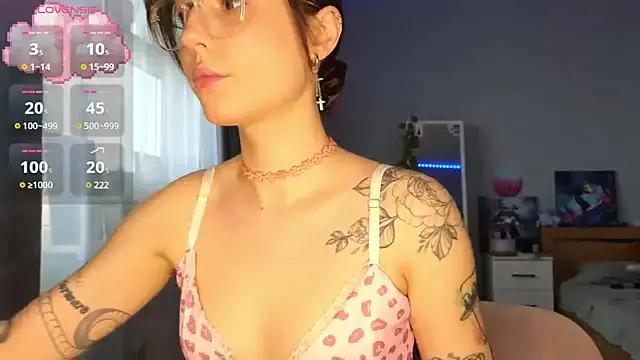 Girls: discover live performances with matured cam models, from teasing to fixations, in a variety of stunning live sex cams.