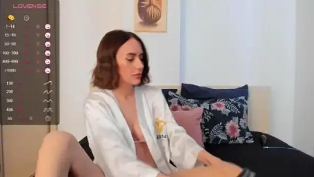 EllaNoire from StripChat