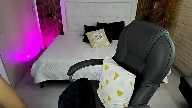 EMALINDA__HILSS from StripChat is Freechat