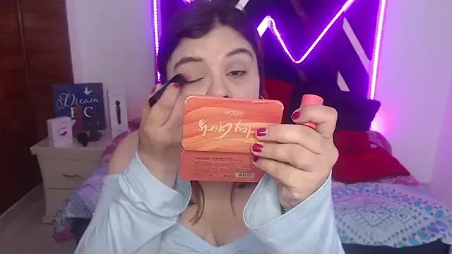 EmmaCoxx from StripChat is Freechat