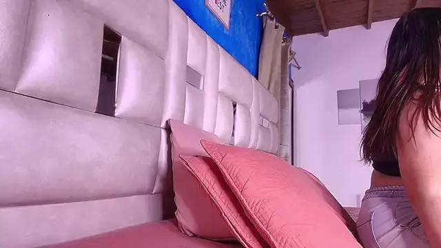 emmacurvy from StripChat is Freechat