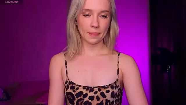 Emmy_Peach_ from StripChat is Freechat