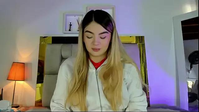 emmy_r from StripChat
