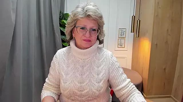 EvelynJoyful from StripChat