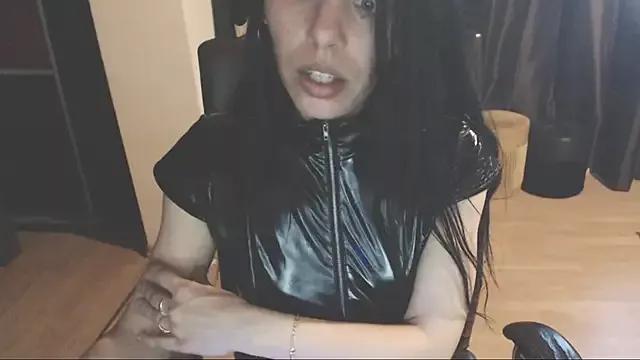 GoldenSasha from StripChat is Freechat
