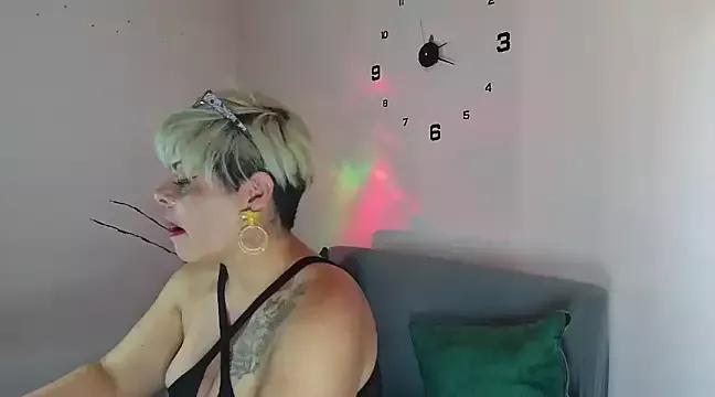 Girls: discover live performances with matured cam models, from teasing to fixations, in a variety of stunning live sex cams.