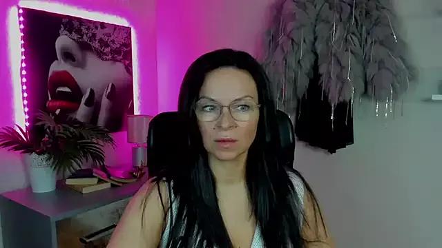 HelenLuxx from StripChat