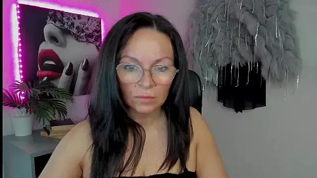HelenLuxx from StripChat