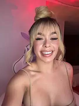 Holli_woul from StripChat