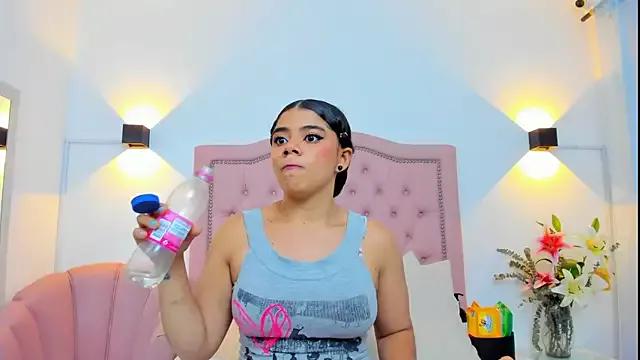 JulieeHabubu from StripChat is Freechat