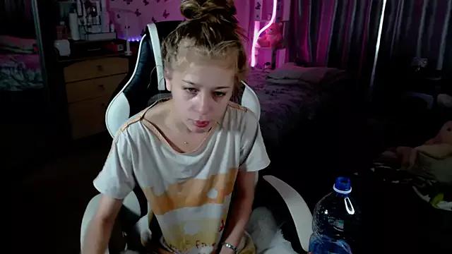 Kira_honeyy from StripChat is Freechat