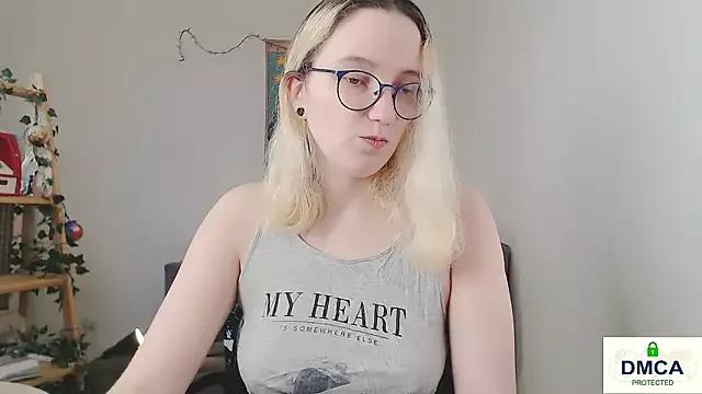 kiratarot from StripChat is Freechat