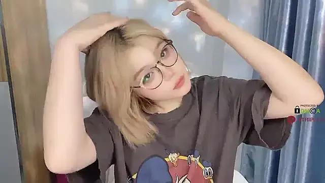 Kitty__18 from StripChat