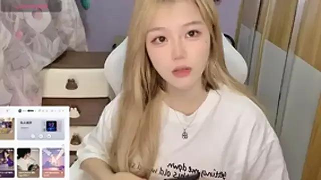 Kitty__18 from StripChat