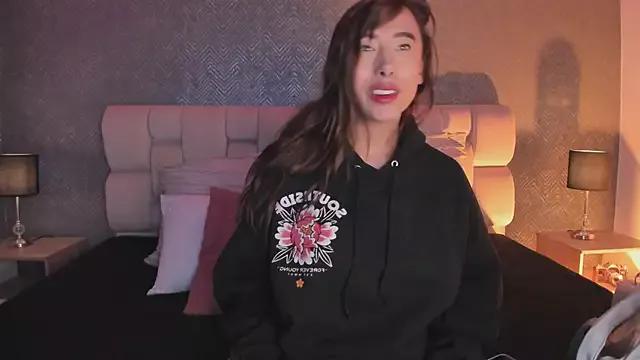 Girls: discover live performances with matured cam models, from teasing to fixations, in a variety of stunning live sex cams.