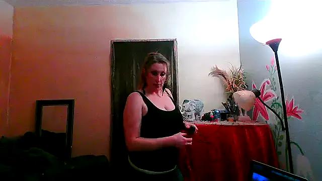 lilyhornyhousewife from StripChat