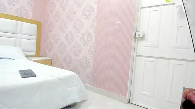 Little_laury from StripChat is Freechat