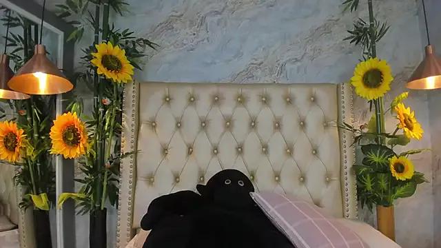 Girls: discover live performances with matured cam models, from teasing to fixations, in a variety of stunning live sex cams.