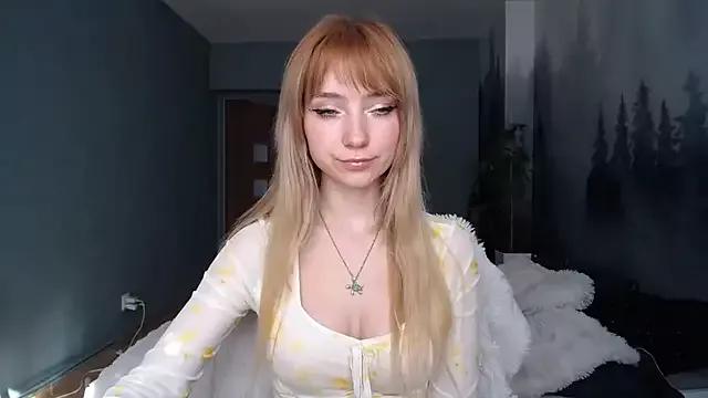 LuciaYoung from StripChat is Freechat