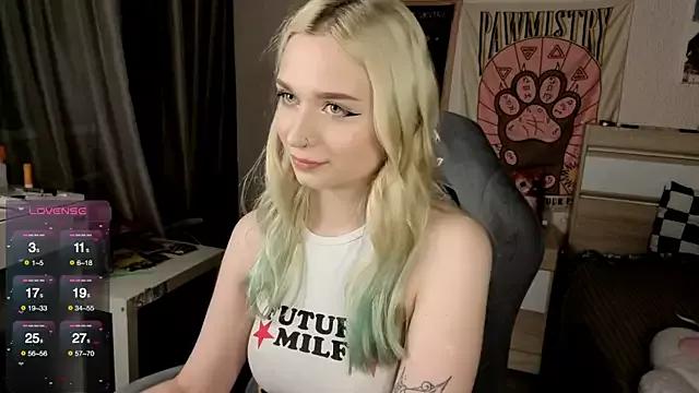 Lucyinthesheets from StripChat is Freechat