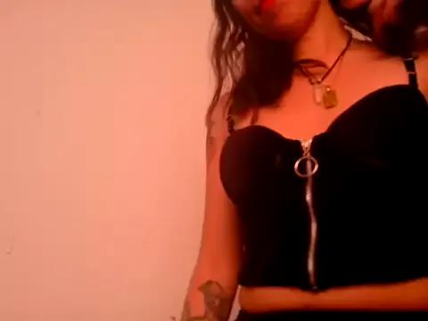 lucywhite13 from StripChat is Freechat