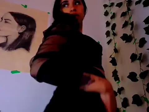 lucywhite13 from StripChat is Freechat