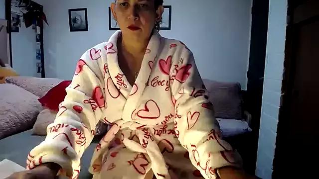 maturehoxx from StripChat is Freechat