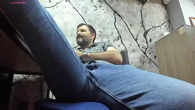 Maxi_TheBigDaddy from StripChat is Freechat