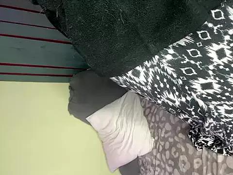 Queen_CamiXO from StripChat