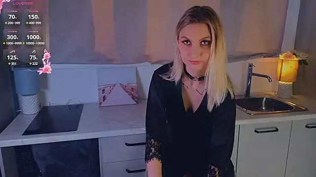 QueenieCatlow from StripChat is Freechat