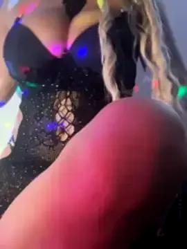 roro-ana from StripChat