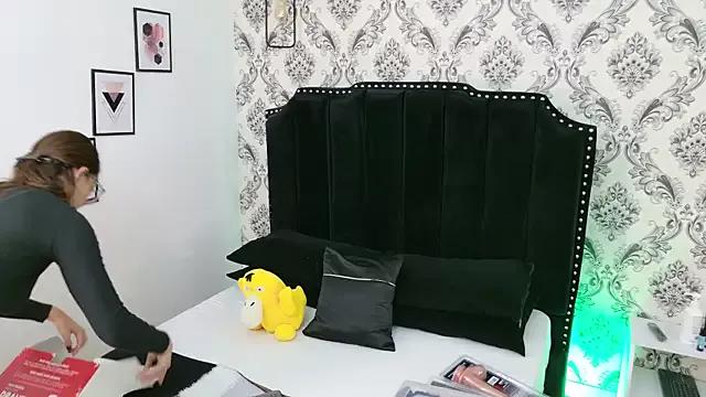 SaaraBrown from StripChat is Freechat