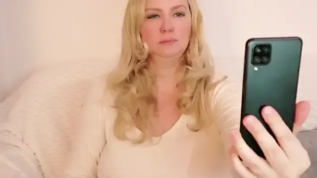 Sarah4you on StripChat 