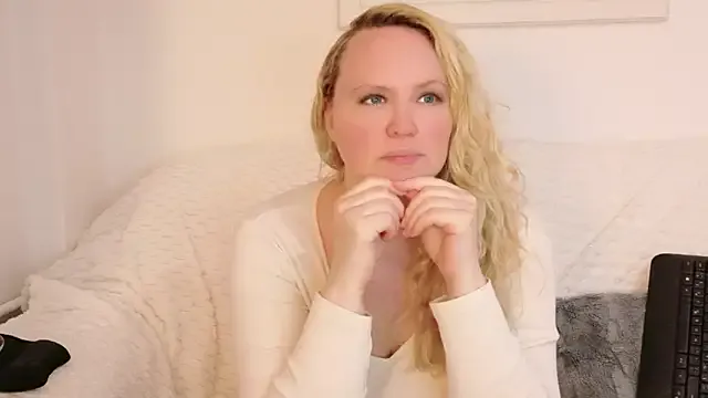 Sarah4you on StripChat 