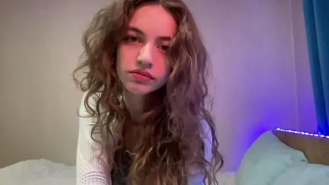sarahsupershy from StripChat