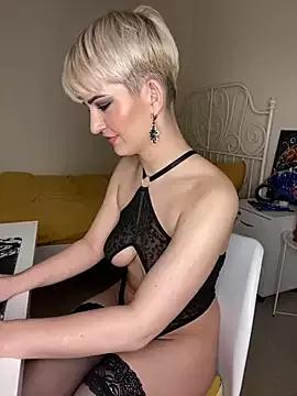 SavageLily from StripChat