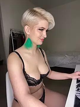 SavageLily from StripChat